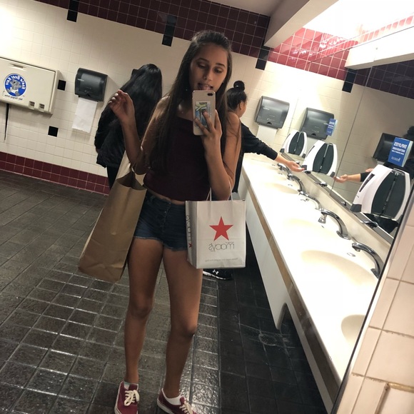 Meet your Posher, Noelani - Picture 3 of 3